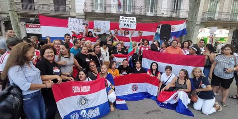 Paraguayos residentes en Barcelona se manifestaron contra el Gobierno.