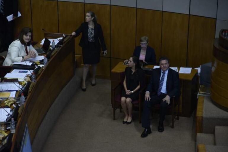 Carolina Hidalgo, presidenta del Congreso de Costa Rica, (sentada en el medio), fue testigo del exabrupto de Cubas.&nbsp;