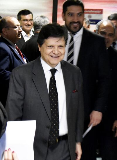 El ministro Euclides Acevedo saliendo de la bancada cartista.