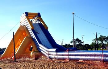 el-enorme-tobogan-de-15-metros-de-alto-tienta-a-probar-la-emocion-y-disparar-la-adrenalina--221059000000-1049767.jpg