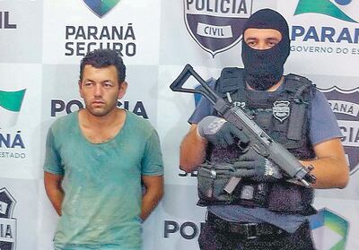 Flavio Acosta Riveros (remera verde), cuando fue detenido en Brasil, el 9 de enero de 2016.