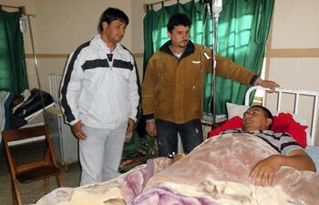 victor-colman-y-juan-villagra-en-el-momento-de-visitar-a-ismael-gregorio-lopez-genes-en-el-hospital-distrital-de-ybycui--214856000000-581853.jpg
