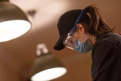 Una voluntaria prepara comida para trabajadores de la salud en un restaurante en Fulham, en el suroeste de Londres.