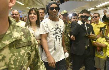 El exjugador Ronaldinho Gaúcho y la empresaria Dalia López, señalada por gestionar la documentación que resultó ser falsificada.
