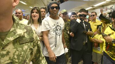 El exjugador Ronaldinho Gaúcho y la empresaria Dalia López, señalada por gestionar la documentación que resultó ser falsificada.