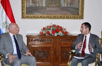 el-canciller-eladio-loizaga-i-dialogando-con-el-embajador-de-inglaterra-en-paraguay-jeremy-hobbs--211959000000-1140103.jpg