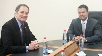 El embajador de EE.UU. Lee McClenny (i) y Carlos Arregui, el miércoles.