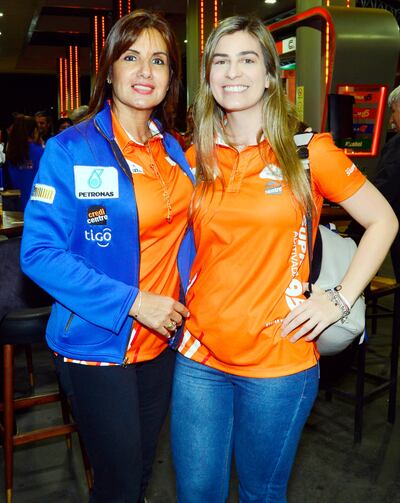 Gladys de Zapag y Valentina Silvera.