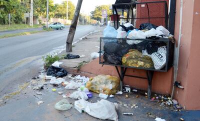 Gran cantidad de basura se observa sobre la avenida principal San Antonio desde hace varias semanas.