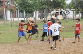 pese-a-la-precarie-dad-los-ninos-disfrutan-como-nunca-jugando-al-futbol--192452000000-416153.jpg