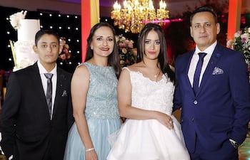 la-quinceanera-con-su-hermano-santiago-portillo-su-madre-mirta-martinez-de-portillo-y-su-padre-victor-portillo-durante-la-recepcion--200442000000-1812425.jpg
