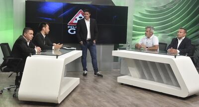 Horacio Elizondo (remera blanca) junto con los panelistas Fabio Martin, Daniel Chung, Ariel Marecos y Johnny González, anoche en el programa Peligro de Gol de ABC TV.
