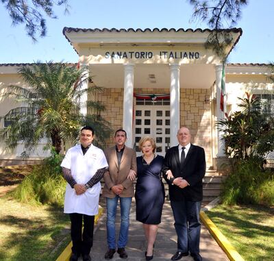 El director médico del Sanatorio Italiano, doctor Marco Centurión, junto con el gerente general, licenciado Augusto Trotte; la presidenta de la Sociedad Italiana de Mutuo Socorro, doctora Elodia Bonifazi; y Eduardo Poletti, miembro del Consejo de la citada sociedad.