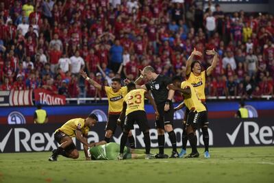 Javier Burrai en el suelo mientras sus compañeros piden asistencia médica.