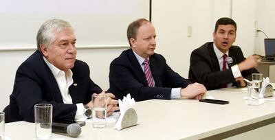 El titular de la CAP, Carlos Jorge Biedermann; el extitular del BCP Carlos Fernández Valdovinos y el exministro de Hacienda Santiago Peña, ayer durante el foro sobre la coyuntura local y regional.