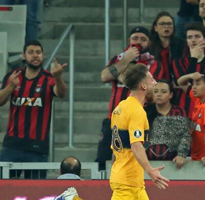 La reprobación de los hinchas del Athletico Paranaense al gran festejo de Alexis Mac Allister, autor del gol de Boca.