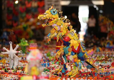 Un parque jurásico de juguetes desechados para concienciar contra el plástico