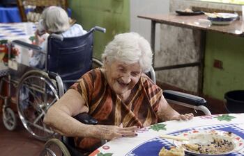 muchas-de-las-abuelas-del-hogar-nacional-se-alimentan-poco-porque-el-menu-que-les-sirven-no-les-gusta-y-no-es-lo-indicado-para-ellas--220307000000-1435943.jpg