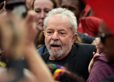 El expresidente brasileño Luiz Inácio Lula da Silva luego de su liberación, este viernes.