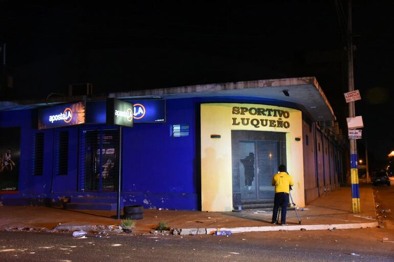 Cristales rotos fue lo que dejó la convulsionada asamblea del Club Sportivo Luqueño.