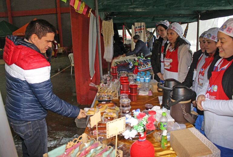 Mujeres incursionan en producción de miel de abeja.