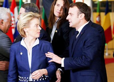 La presidenta de la Comisión Europea, Ursula von der Leyen (i) conversa con el presidente francés, Emmanuel Macron.