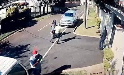 Momento en que uno de los delincuentes apunta con su arma a la víctima, a la que despojaron de G. 150 millones.