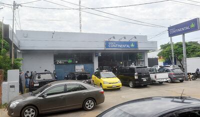 Ayer se observó fila de clientes para ingresar en los bancos, luego de varios días de inactividad. El horario de atención  presencial es  solo hasta 4 horas por día.