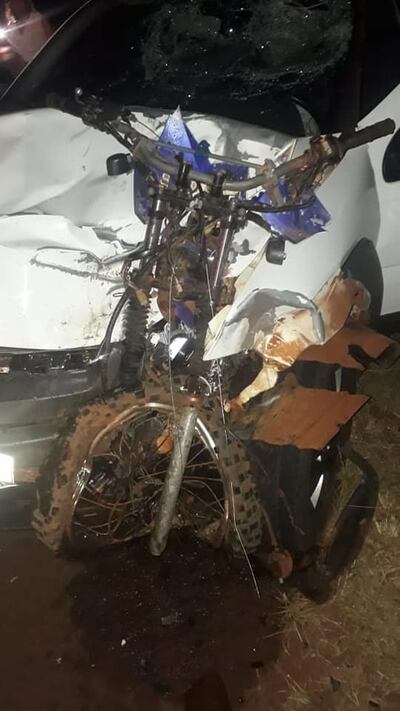 La motocicleta quedó incrustada en la camioneta.