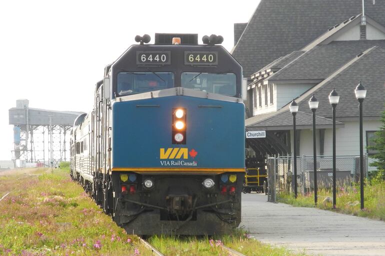 Cuando el tren llega a Churchill, en el norte de Canadá, los pasajeros han recorrido un largo camino.