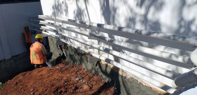 Ayer varios obreros seguían  trabajando en detalles de la planta de tratamiento del Hospital Ingavi.