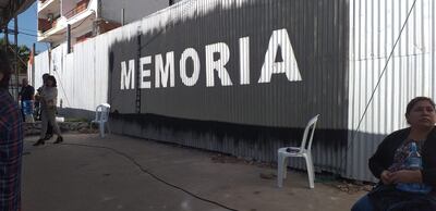 La palabra "memoria" en letras de molde fue pintada en la valla del edificio donde hace quince años fallecieron unas 400 personas.