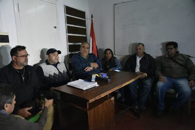 Representantes del gremios de guardias penitenciarios, durante la conferencia de prensa realizada al filo de la medianoche.