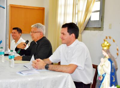 Mons. Adalberto Martínez (c), Pbro. Marcial González (der.) y el intendente de Itapé, Ignacio Rotela (PLRA).