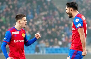 Omar Alderete (d) celebra su gol, en la victoria del Basel sobre el puntero de la Super Liga Suiza, Young Boys.