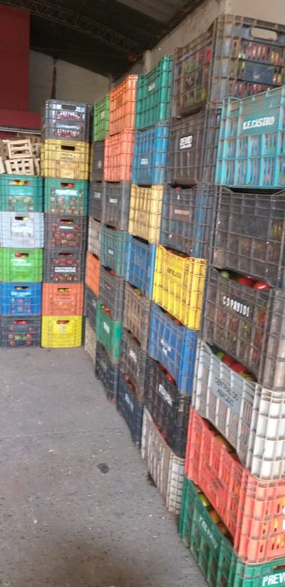 Así estaban acomodadas las cajas de tomate en el depósito allanado. Aún no se precisó la cantidad.