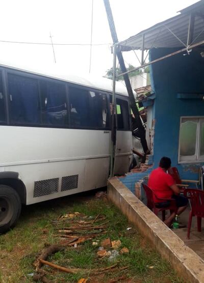 Imagen del bus de la cartera de Salud que embistió y derribó parte de una casa.