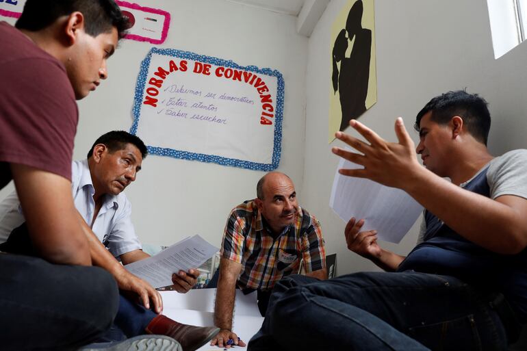Integrantes del proyecto "Hombres por la igualdad" participan en una actividad en Lima (Perú).