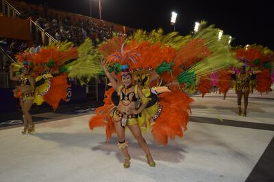 El Centro Cívico de Encarnación volverá a recibir hoy a las plumas y el colorido que caracterizan a los corsos.