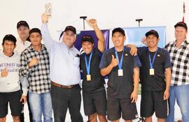 jugadores-lideres-indigenas-y-ejecutivos-de-la-cooperativa-fernheim-celebrando-la-victoria-conseguida--231450000000-1363565.jpg