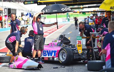 El equipo Mucke Motorsport trabajando por el auto de Joshua Duerksen en Alemania.