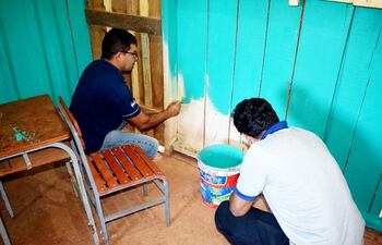 los-docentes-en-plena-tarea-de-pintura-de-las-paredes-de-la-escuela-santo-domingo-de-san-joaquin--192933000000-1807646.jpg