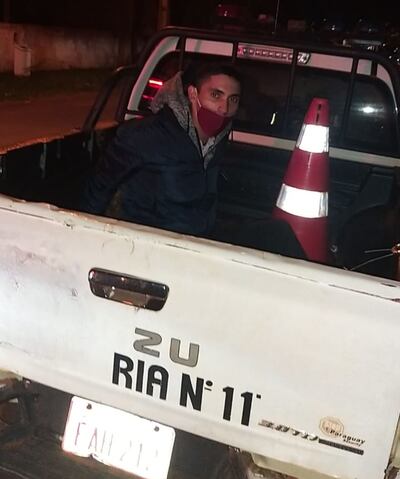 El joven Javier Alarcón Caballero es depositado en la carrocería de un móvil policial para ser trasladado a Ciudad del Este.