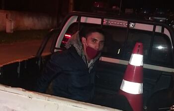 El joven Javier Alarcón Caballero es depositado en la carrocería de un móvil policial para ser trasladado a Ciudad del Este.