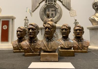 Vista de objetos del régimen nazi, entre ellos efigies con el rostro de Adolf Hitler, este miércoles en el Museo del Holocausto de Buenos Aires (Argentina).
