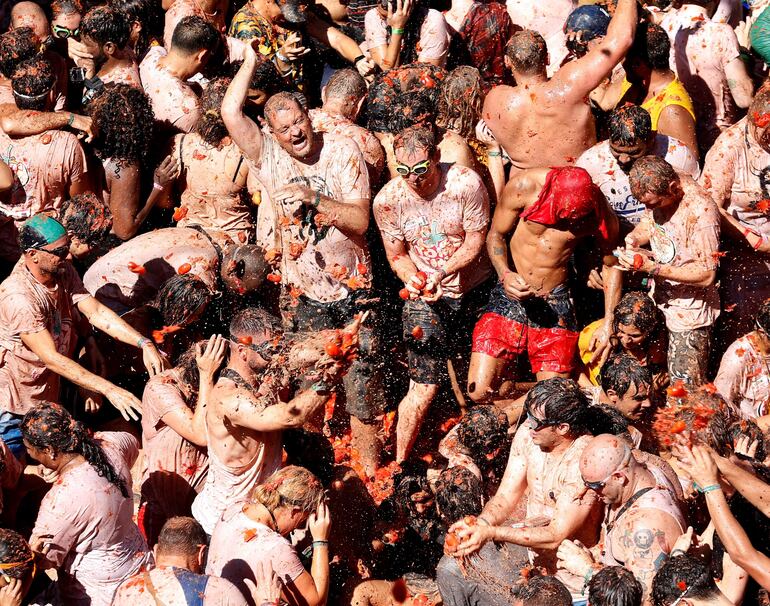 El pueblo de Buñol vuelve a ser, un año más y como cada último miércoles de agosto, el escenario de la batalla hortofrutícola más colorada del mundo con su Tomatina, donde 22.000 personas luchan sin cuartel y durante una hora con 145.000 kilos de tomate fresco.