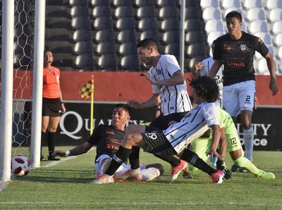 Iván Franco llegó primero a la pelota que los “militares” Enzo Giménez y el arquero Miguel Martínez y marcó el primer gol de Libertad, anoche en la victoria e 3-1 sobre General Díaz, en Tuyucuá. Pablo Meza, autor del gol de penal de las Águilas, no llega.