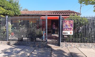 Tras el   golpe que sufrió, la víctima se vio obligada a atender a los vecinos  detrás de  las rejas, que instaló en la puerta de la despensa.