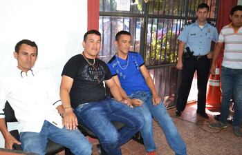 alcides-sosa-obregon-izq-narciso-irala-larrea-cen-y-nilson-miguel-irala-larrea-der-detenidos-en-la-fiscalia--205836000000-1565619.jpg