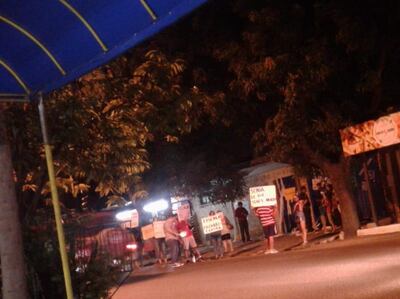 Los familiares y otros allegados del camarógrafo acusado de abuso de su hija escracharon a la fiscala en su casa de Luque.